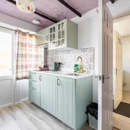 Bedroom With Kitchenette, Private Bathroom And Parking Кардифф Экстерьер фото