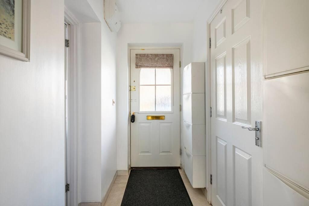 Bedroom With Kitchenette, Private Bathroom And Parking Кардифф Экстерьер фото